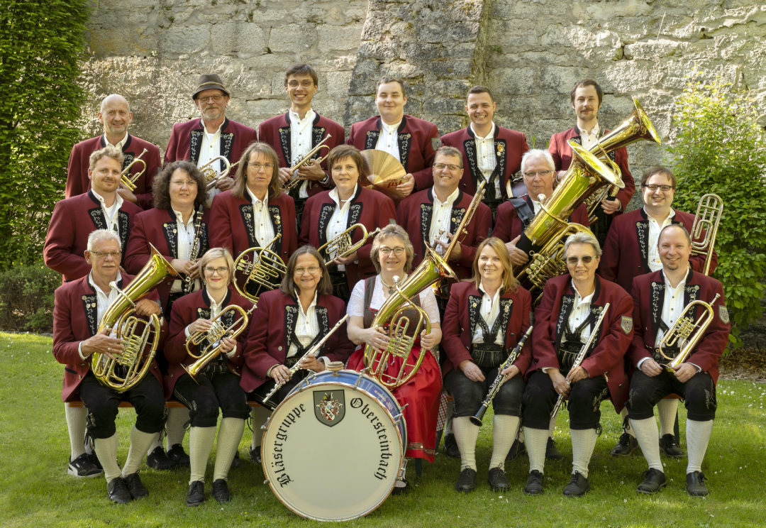 Die Bläsergruppe Obersteinbach vor einem Schloss
