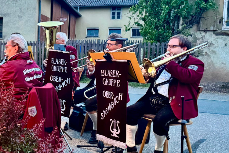 Musikanten spielen Posaune auf einer Kirchweih
