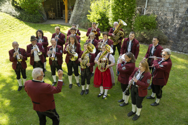 Bläsergruppe_spielt_weit.jpg